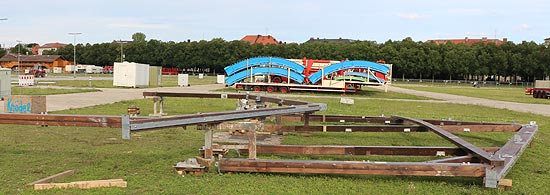 Vorne die Knödelei, im Hintergrund der Olympialooping am 19.08.2019 (©Foto: Martin Schmitz)